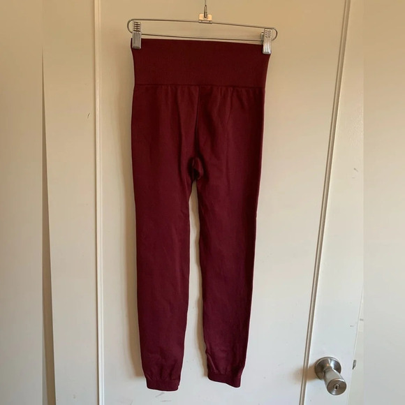 Knix Good to Go Seamless Legging. Burgundy color size small - Picture 4 of 8